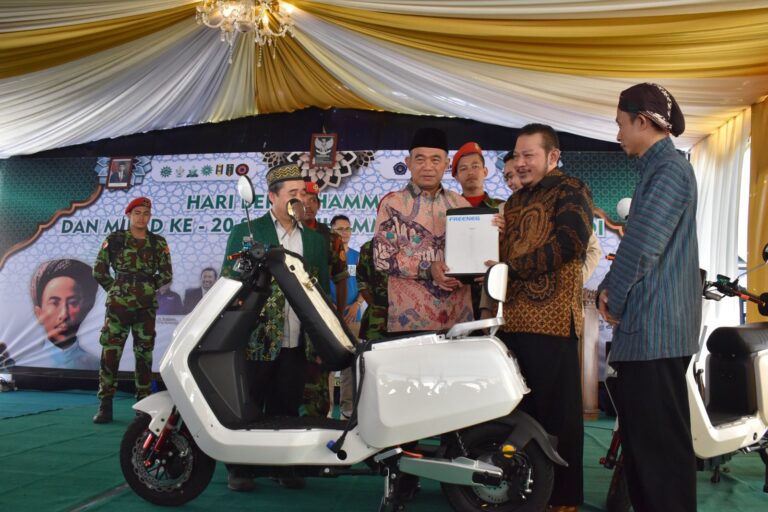 Menko PMK Resmikan Motor Listrik FreenegMu 48 SMK Muhammadiyah Purwodadi - Purworejo