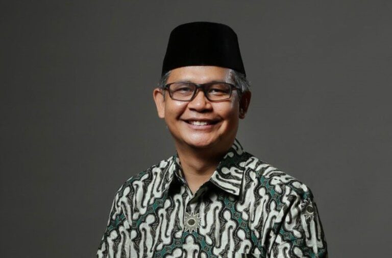 Seratus Tahun Penolong Kesengsaraan Oemoem Muhammadiyah