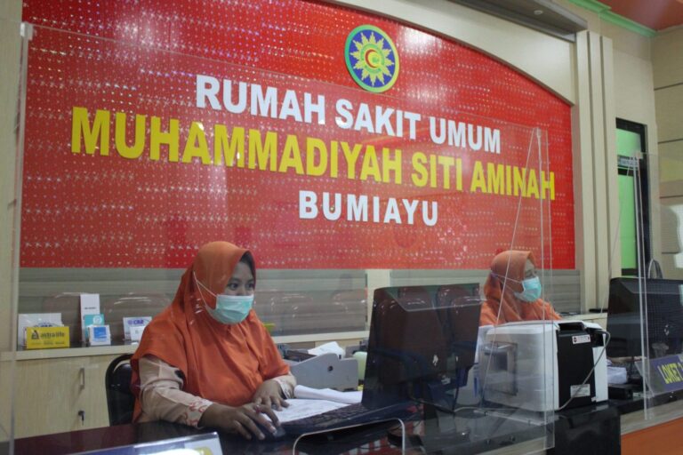 Muhammadiyah Brebes Evakuasi Satu Keluarga Perantau yang Tinggal di Kolong Jembatan