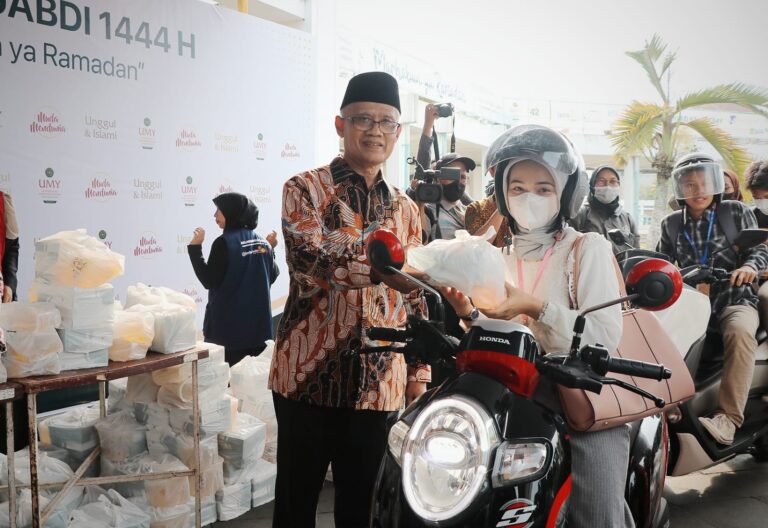 Haedar Nashir Ikut Bagikan Takjil, Dukung UMY Bangun Kedekatan dengan Mahasiswa