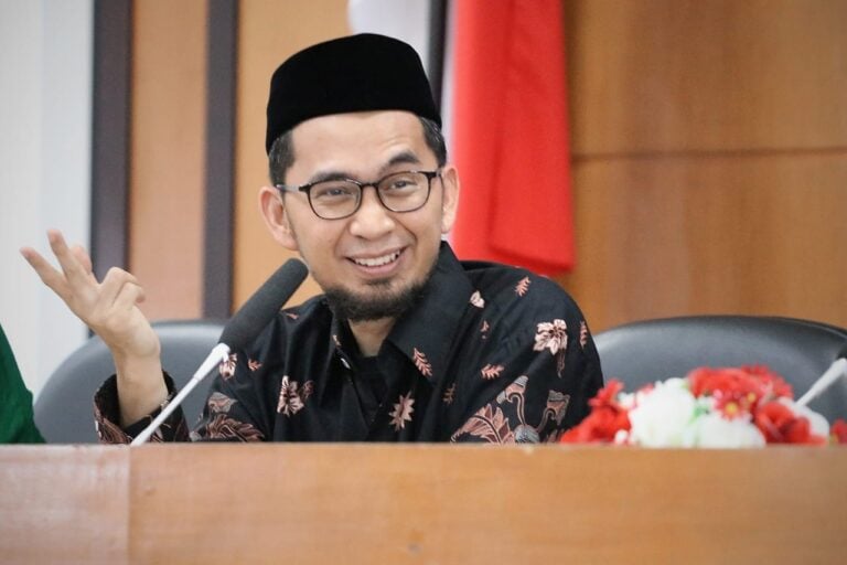 Adi Hidayat Tegaskan Bahwa Mazhab Bukan Kelompok