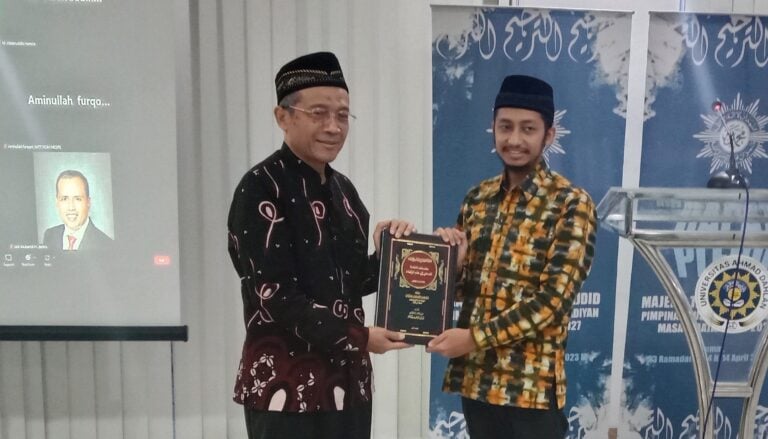 PCIM Mesir Serahkan Kitab Produk Darul Ifta’ Al-Misriyyah kepada Majelis Tarjih