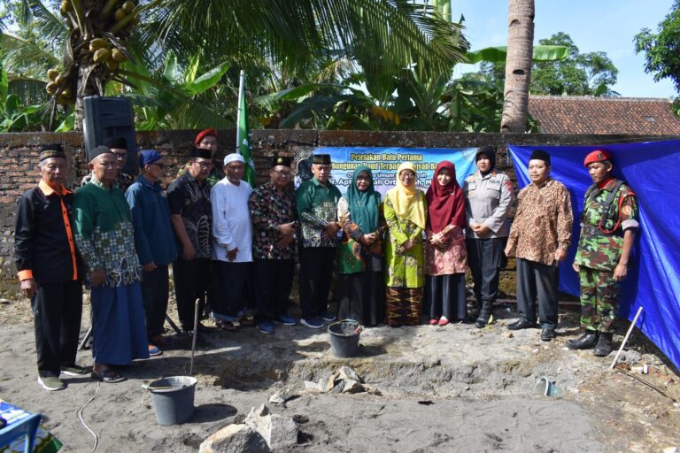 Ketum PP `Aisyiyah Letakkan Batu Pertama Bangun PAUD Terpadu `Aisyiyah Bagelen Purworejo