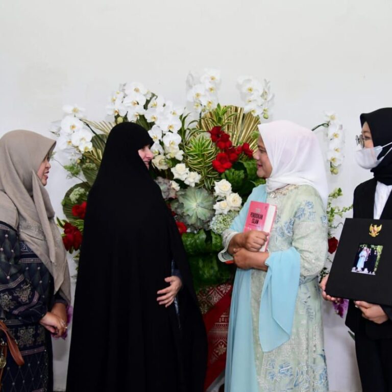 Kader PCIM Iran Menerjemahkan Buku Karya Ibu Negara Republik Islam Iran yang Diserahkan ke Ibu Negara Iriana Jokowi