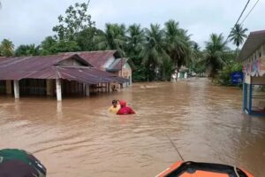 Respon Musibah Banjir dan Tanah Longsor di Sumatera Barat, MDMC Salurkan 1.500 Lebih Paket Nasbung