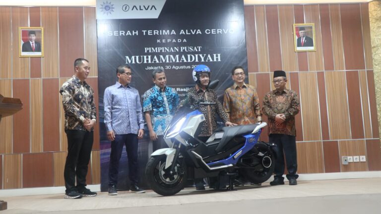 Simbol Kerja Sama Bidang Energi Terbarukan, Muhammadiyah Terima 10 Unit Motor Listrik Alva Cervo