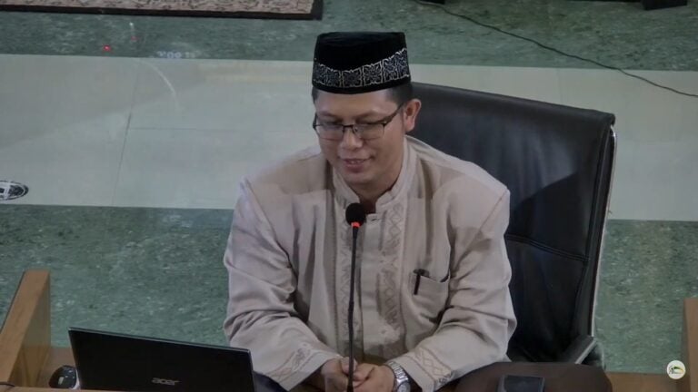 Apakah Persentuhan Kulit Perempuan dan Laki-laki Membatalkan Wudhu?