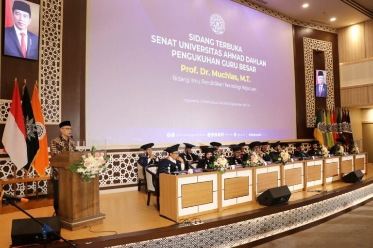 Prof. Muchlas MT, Ketua MPI Pusat sekaligus Rektor UAD Dikukuhkan sebagai Guru Besar