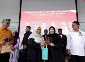 Sukses Bentuk Program Entrepreneur Pasca Pandemi, Mudir Pontren Kauman Muhammadiyah Padang Panjang Terima Award di Malaysia