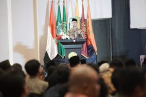 Uji Publik Selesai, Seluruh Capres-Cawapres yang Hadir Terima Tanda Anggota Kehormatan Muhammadiyah