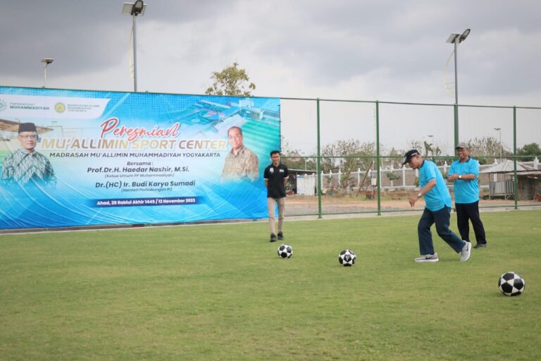 Tendangan Bola Haedar Nashir Tandai Diresmikannya Mu’allimin Sport Center di Sedayu Bantul