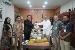 Ucapkan Milad 111 Muhammadiyah, Bank KB Bukopin Syariah Kunjungi dan Potong Tumpeng di Kantor PP Jogja