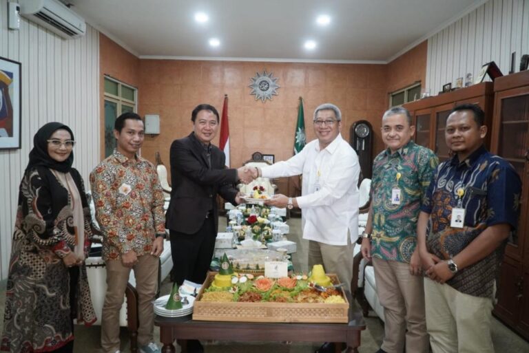 Ucapkan Milad 111 Muhammadiyah, Bank KB Bukopin Syariah Kunjungi dan Potong Tumpeng di Kantor PP Jogja