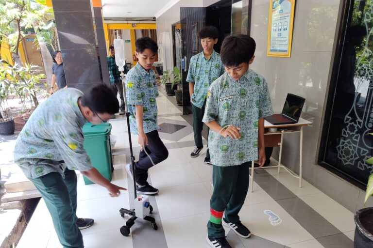 Robot Penggerak Infus Siswa Muhammadiyah 2 Sidoarjo Juarai Lomba Internasional IISRO di Malaysia