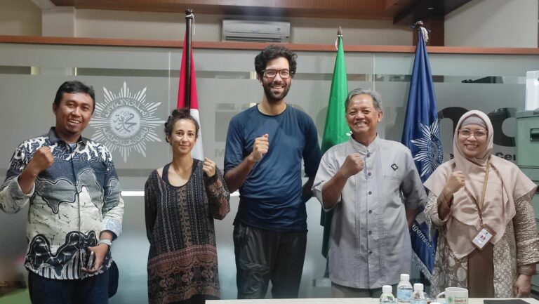 Dua Pesepeda Aktivis Kemanusiaan Internasional Berbagi Pengalaman Penanganan Pengungsi dengan MDMC