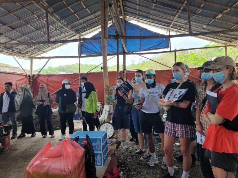 Mahasiswa Australia Belajar Pengelolaan Sampah dengan Komunitas Pemulung Binaan MPM
