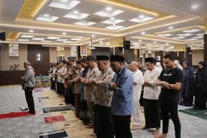 Viral Rebutan Imam Salat, Pahami Syarat Menjadi Imam yang Sesuai dengan Hadis