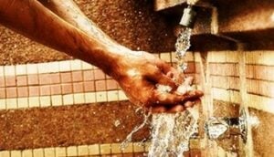 Bolehkah Berwudhu dengan Air Mineral?
