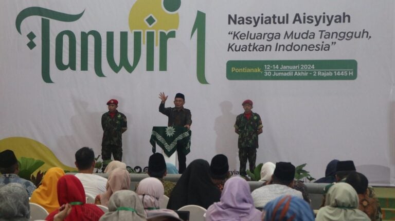 Menko PMK Mendorong Nasyiah Sadari Realitas Masalah Ekonomi Keluarga Muda