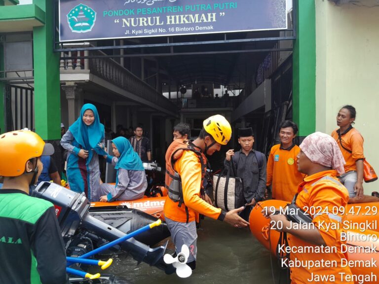 Kali Kedua Dikepung Banjir Demak, MDMC Fokus Bantu Evakuasi dan Layanan Dapur Umum