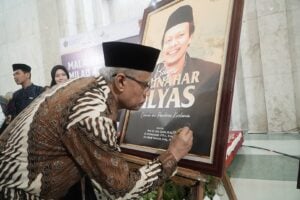 Di Milad 43 UMY, Haedar Nashir Tanda Tangani Launching Buku Buya Yunahar Ilyas