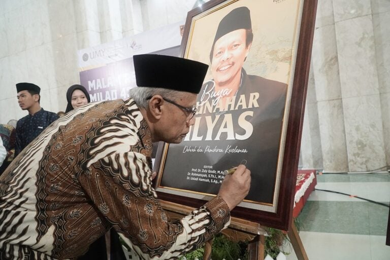 Di Milad 43 UMY, Haedar Nashir Tanda Tangani Launching Buku Buya Yunahar Ilyas