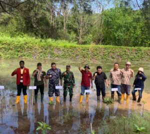 Respon Perubahan Iklim dan Tingkatkan Ekonomi Masyarakat, MLH Tanam Pohon Mangrove