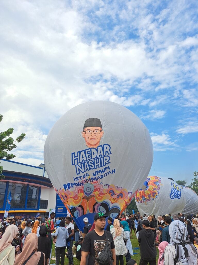 Balon Udara Bergambar Kiyai Dahlan Hingga Haedar Nasir Mengudara di Festival Balon UMP
