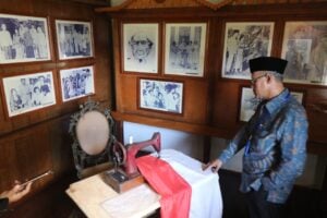 Hari Lahir Pancasila diperingati setiap tahun. Semoga peringatan hari kelahiran Pancasila tidak berhenti pada kemegahan upacara dan pidato kata-kata.