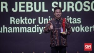 Berperan dalam Perkembangan Dunia Pendidikan, Rektor UM Purwokerto Raih Penghargaan