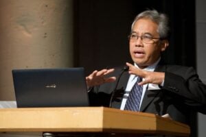Bukan Gedungnya, Tapi Mentalitas Kolonial yang Mesti Dienyahkan