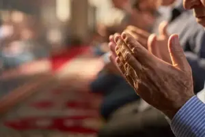 Apakah Berdoa Harus Mengangkat Kedua Tangan?