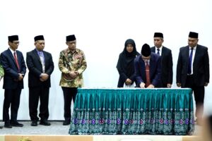 Prof. Khudzaifah Dimyati Resmi Dilantik Sebagai Rektor UM Banjarmasin Periode 2024 – 2026