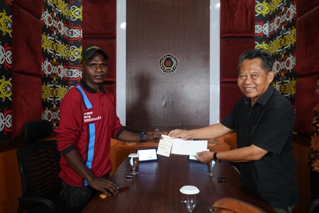 Unimuda Sorong Berikan Bantuan Pendidikan Kuliah Bagi Amoye