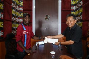 Unimuda Sorong Berikan Bantuan Pendidikan Kuliah Bagi Amoye