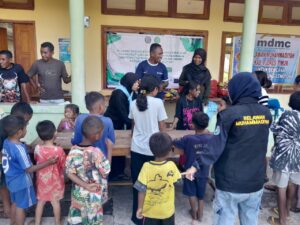 Relawan Muhammadiyah Salurkan Bantuan ke Penyintas Erupsi Gunung Lewotobi