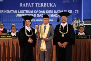 Haedar Nashir Terima Anugerah Hamengkubuwono IX dari UGM
