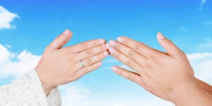 erjabat tangan yang dilakukan oleh laki-laki dan perempuan