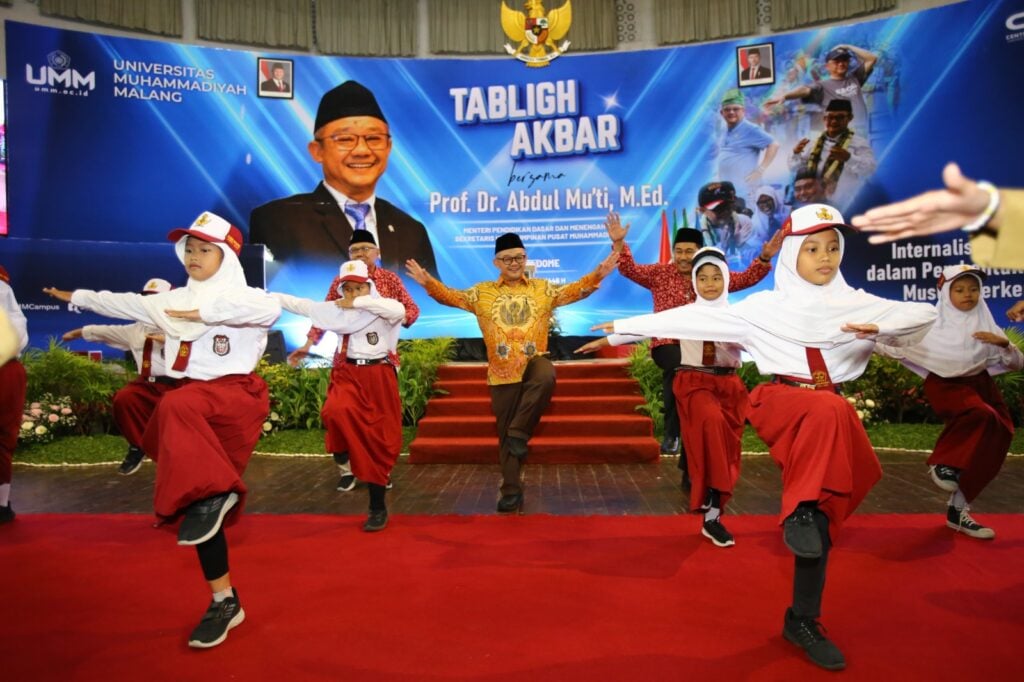 Abdul Mu’ti Melantai di Dome UMM, Ikut Senam Kebiasaan Hebat Anak Indonesia
