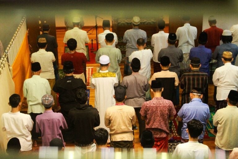Menelusuri Sejarah Salat Tarawih 20 Rakaat Umar bin Khattab di Madinah