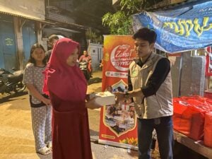 Bantu Penyintas Banjir di Jabodetabek, Lazismu Bagikan Ratusan Paket Berbuka