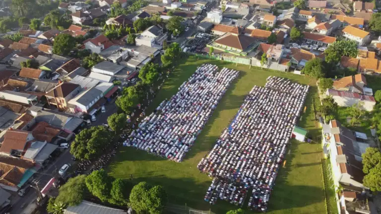Salat Id di Lapangan Tidak Ditentukan Besar atau Kecilnya Kapasitas Masjid
