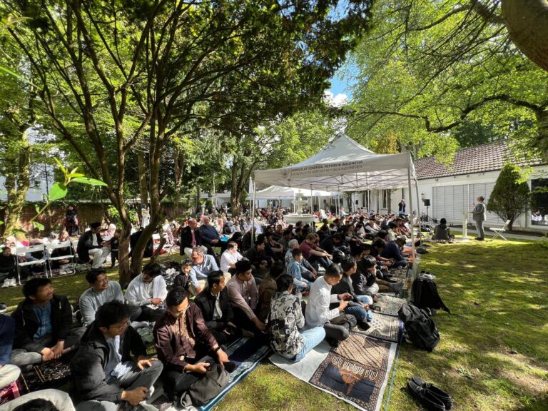 Tak Hanya di Indonesia, WNI Muslim di Jerman Gelar Salat Idulfitri di Lapangan