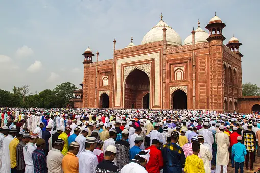 Salat Id Dilaksanakan dalam Dua Rakaat, Tanpa Adzan dan Iqamat