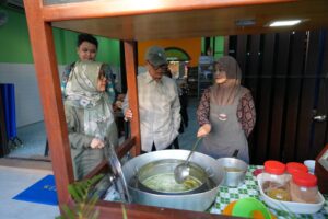 Nikmati Soto Lamongan Milik PCIM Malaysia, Haedar: Rasanya Super Enak