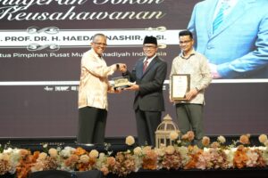 Haedar Nashir Terima Penghargaan dari Universiti Malaysia Kelantan
