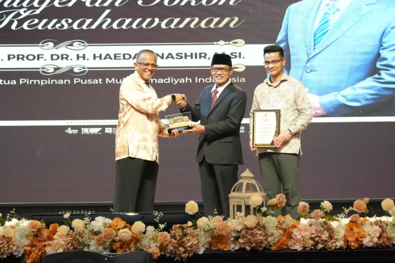 Haedar Nashir Terima Penghargaan dari Universiti Malaysia Kelantan