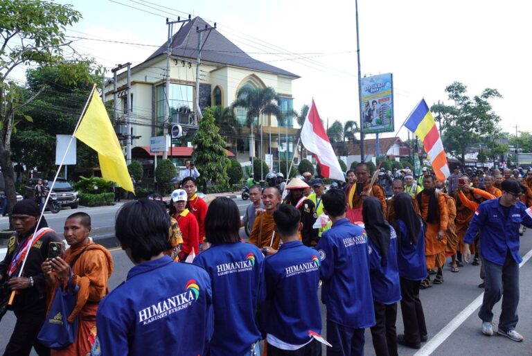 Wujud Toleransi, Mahasiswa Muhammadiyah Bantu Bhikkhu Thu Dong dari Thailand Rayakan Waisak di Borobudur