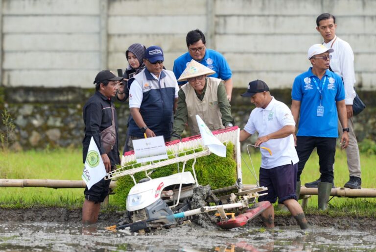 Haedar Nashir Tanam Padi “Mentari” di Jamnas JATAM: Simbol Kemandirian Pertanian Muhammadiyah