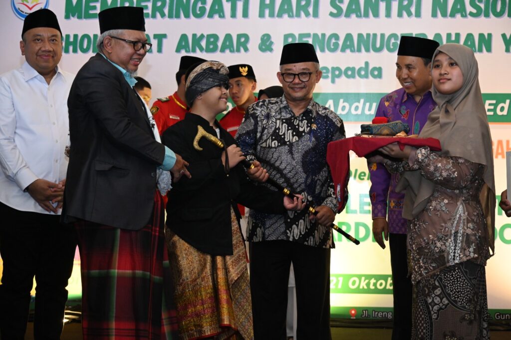 Mendikdasmen Abdul Mu’ti Raih Penghargaan YAI Menteri pada Hari Santri Nasional 2025